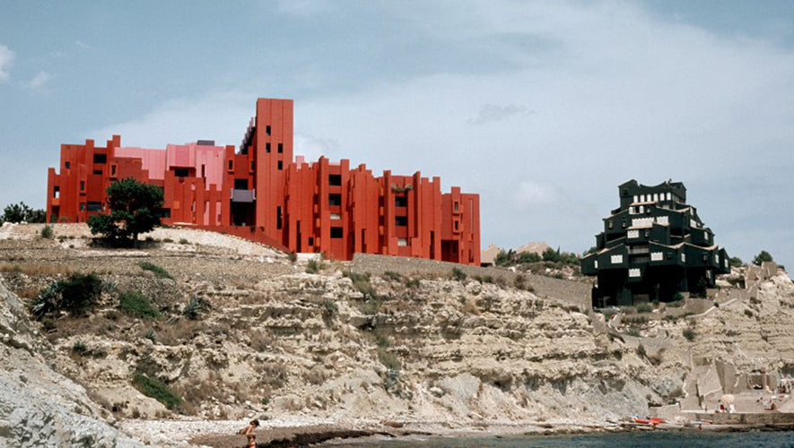 "Ricardo Bofill La Fábrica Barcelone architecture postmoderne La Muralla Roja"