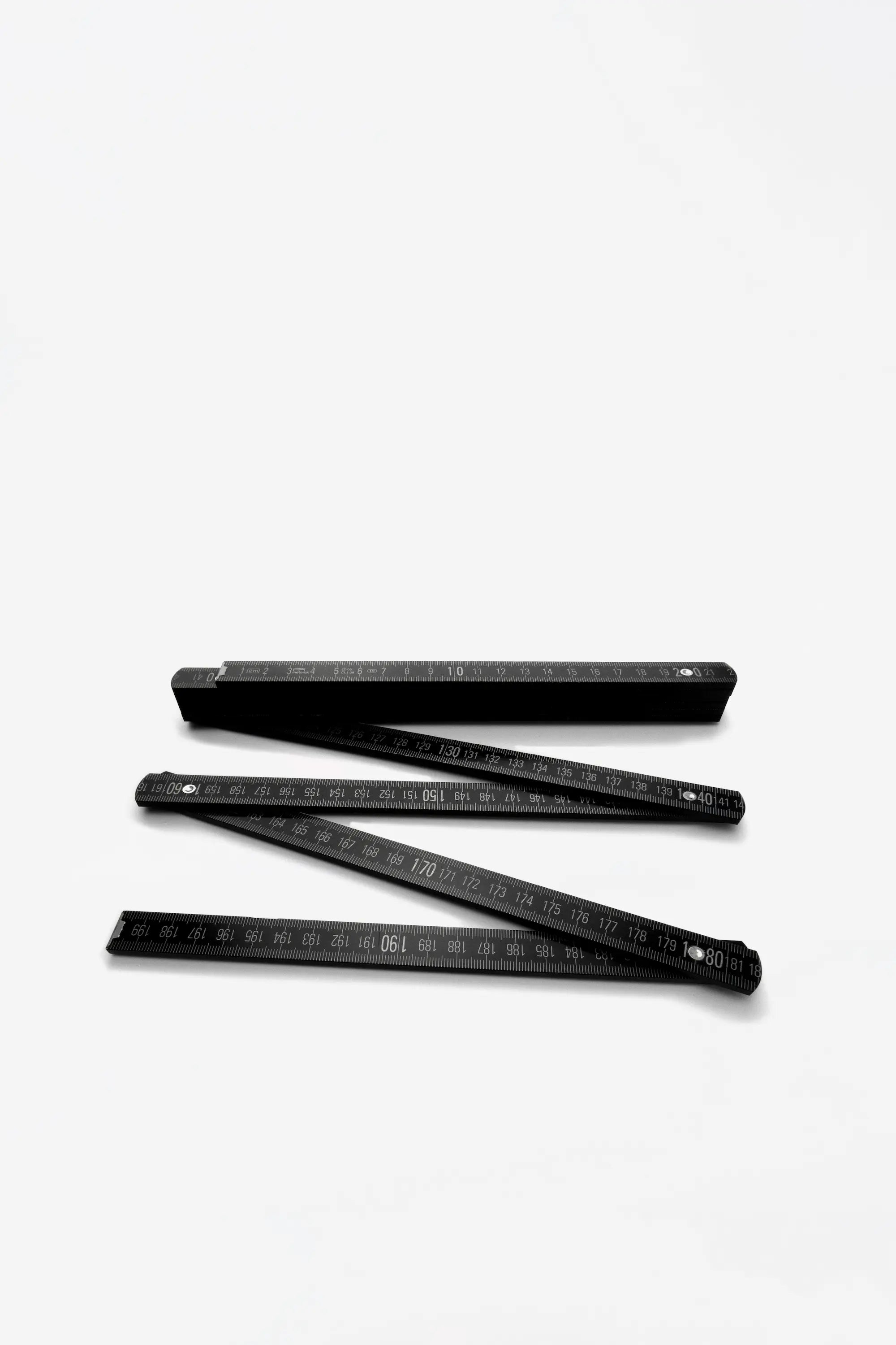 Mètre pliant en bois teinté noir